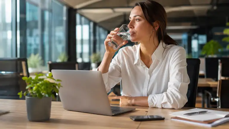 Что пить на работе днём: вода, soft drinks и готовые напитки